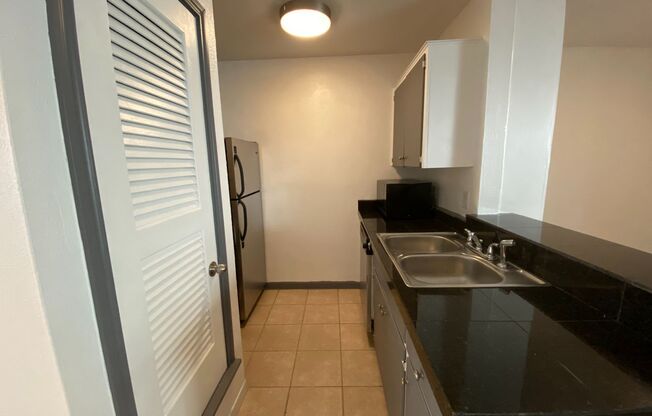 AVAILABLE:  2 BR-1 BA Hyde Park Condo / Laminate Wood Floors / Close to UT and Downtown