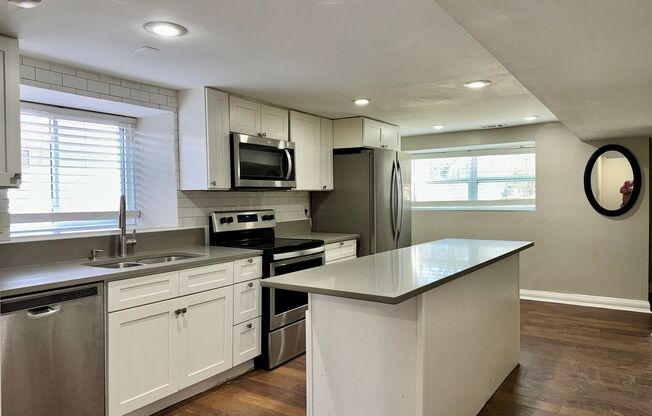 2 beds, 1 bath, 900 sqft, $1,175, Unit "B"