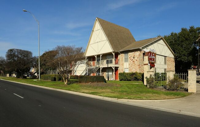 1 bed, 1 bath, 702 sqft, $849