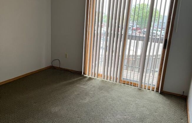 2 beds, 1 bath, 988 sqft, $900