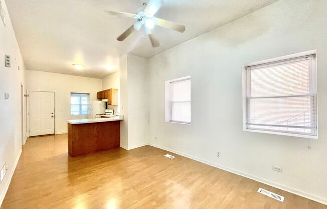 2 beds, 1 bath, 900 sqft, $1,300