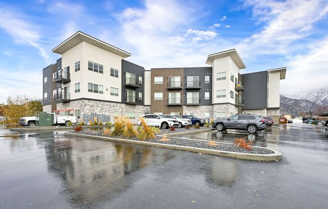 2 beds, 1 bath, $1,300, Unit 214
