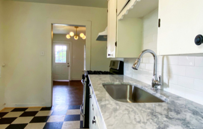 Cute 2 bed/1 bath House Steps Away from Park