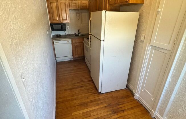 2 beds, 1 bath, $895, Unit Apt 501