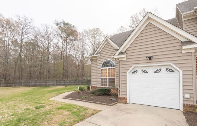 MOVE IN READY Townhome in the Heart of Suffolk!