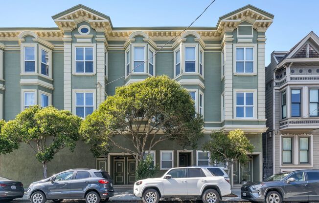 Bright pet friendly 3BR 2BTH with modern kitchen, wood flrs and laundry in unit!