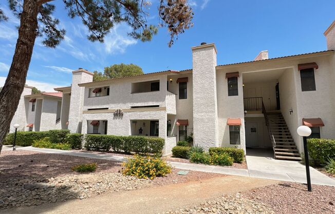 2 Bed 2.5 Bath Single House near Rainbow/Tropicana