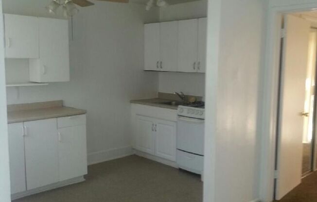 2 beds, 1 bath, $1,895, Unit # #B