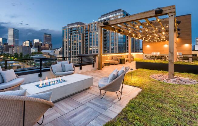 Experience Denver from a new perspective on the Modera Golden Triangle rooftop deck. Soak in sweeping city views while you cozy up by the fire pit or grill up a feast in our stylish outdoor kitchen.