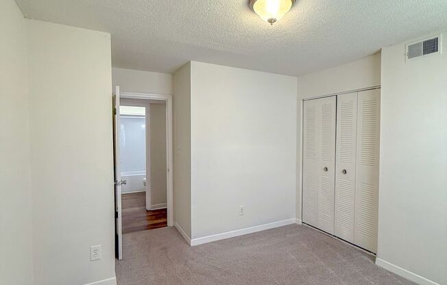 2 beds, 1 bath, 800 sqft, $1,100, Unit K4