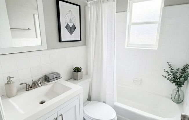 2 beds, 1 bath, 850 sqft, $1,300, Unit 26-A4