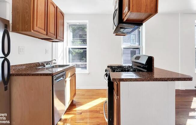 359 W 45 ST