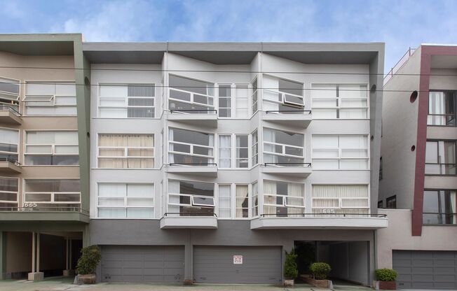 Marina: Remodeled 2nd Floor w/ Optional Parking & Golden Gate Bridge View near Chestnut Shops