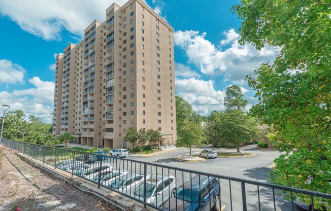 2 beds, 2 baths, $2,100, Unit 17E