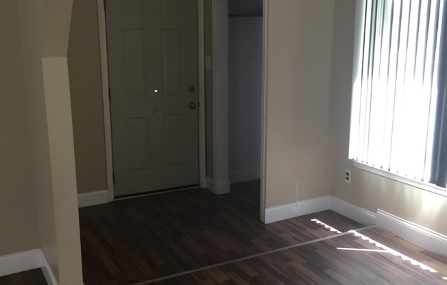 2 bedroom 1 bath freshly painted in Redford