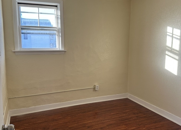 3 beds, 1 bath, 1,100 sqft, $1,800, Unit 2S