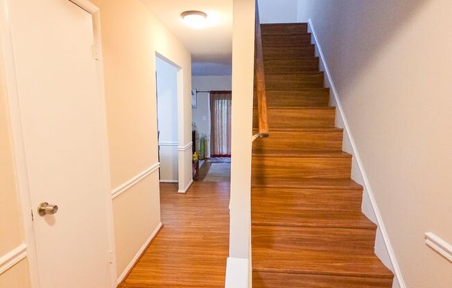 Beautiful 3BR Townhouse in Rockville/Derwood for early June Move-In!