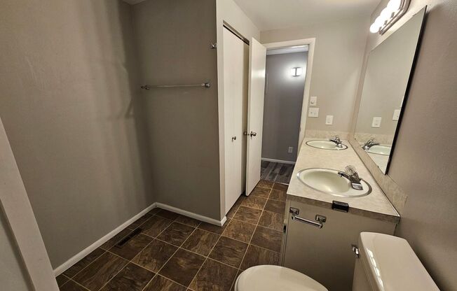 2 beds, 1 bath, 864 sqft, $1,295, Unit Unit 42