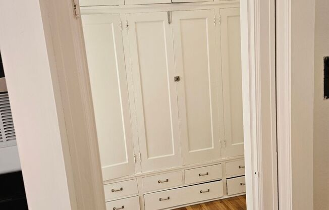 Studio, 1 bath, 337 sqft, $1,249, Unit 29