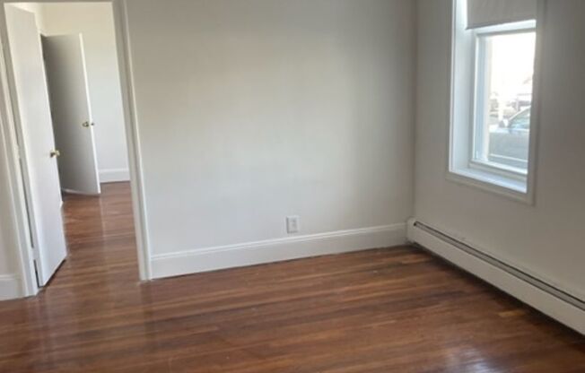 1 bed, 1 bath, $1,800, Unit Apt 4 - 24 Bay Ave