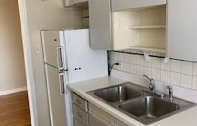 2 beds, 1 bath, $1,600, Unit 35