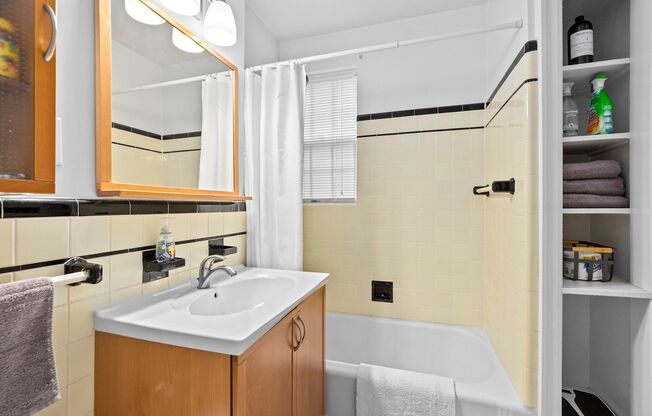 PARKING - SUNNY - EXTRA STORAGE - CLEVELAND CIRCLE