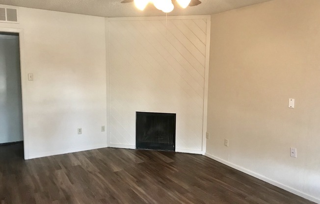 2 beds, 1 bath, 762 sqft, $750, Unit B