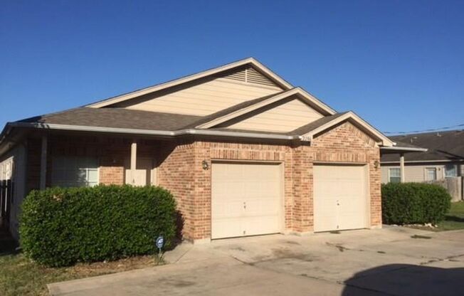 Cute duplex in Leander