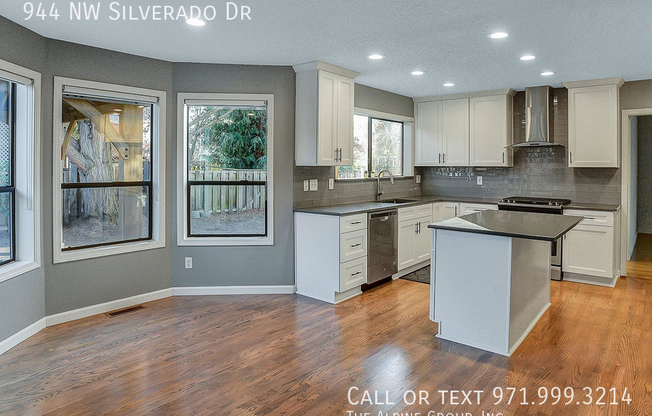 944 NW SILVERADO DR