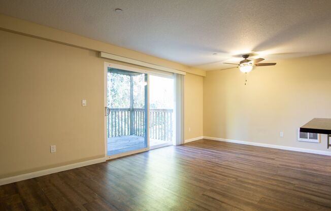 Tranquil 2nd Floor 1 Bed, Large Private Deck, Close to Mt. Hood Community College!
