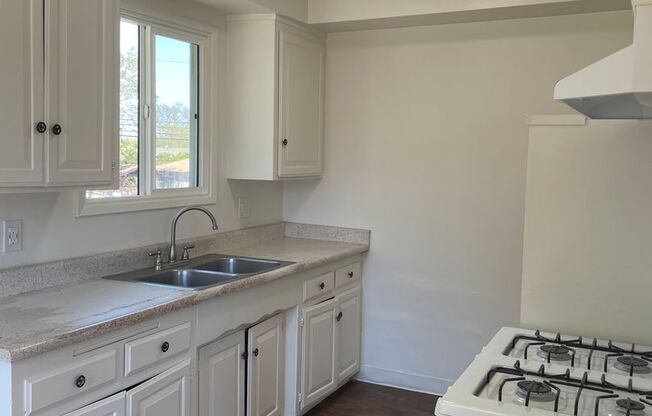 Spacious 1 Bedroom/1 Bathroom Apartment - $500 Off Move In + Reimbursed Application Fee