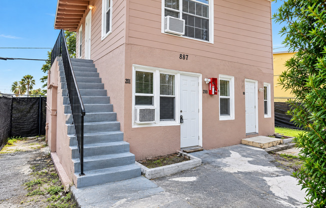 885–887 7th St