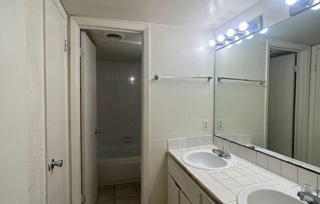 2 beds, 1 bath, 924 sqft, $1,875, Unit OPA-126