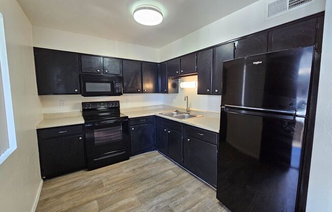 2 beds, 1 bath, 880 sqft, $1,100, Unit 211
