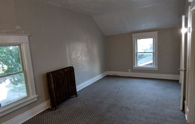 3 beds, 1 bath, $1,400, Unit 3