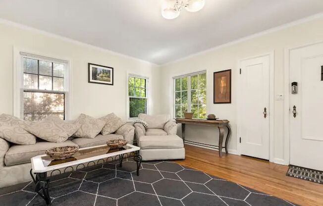 2 Bed, 1 Bath in the Irvington Neighborhood!