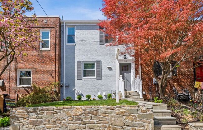 Charming 3 Bed 2.5 Bath Interior Townhome In Warwick Village