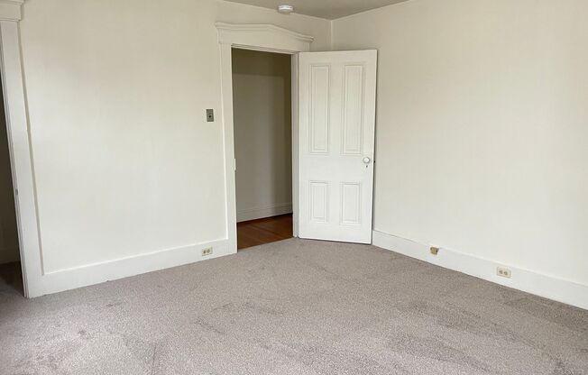 2 beds, 1 bath, $1,225, Unit 200 S. Broad St.- Apt. B