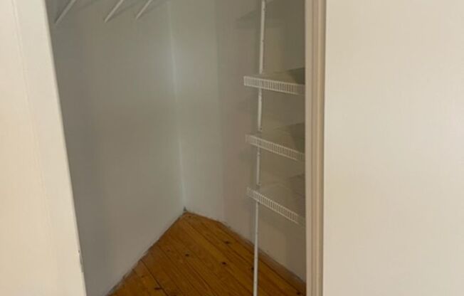 2 beds, 1 bath, 1,140 sqft, $2,200, Unit 900-314