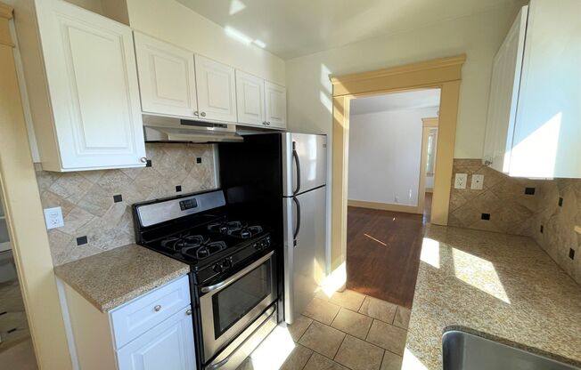 2 beds, 1 bath, $2,650, Unit 1058 E. Main St.