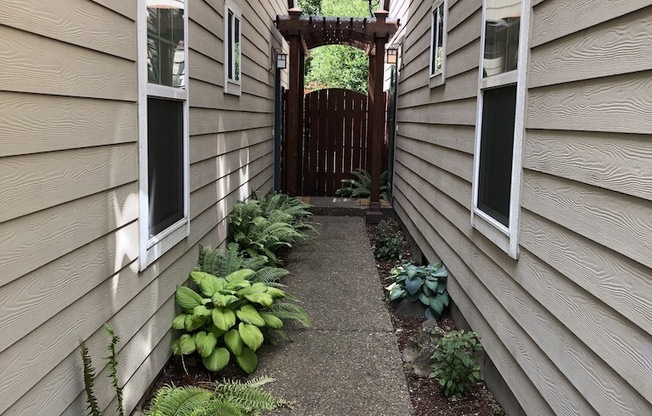 Beautiful Townhouse in Prime Tigard Location – 2 Bed + Bonus Room – Walk to Washington Square!