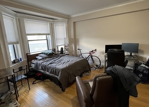 Studio, 1 bath, 350 sqft, $2,300, Unit 34