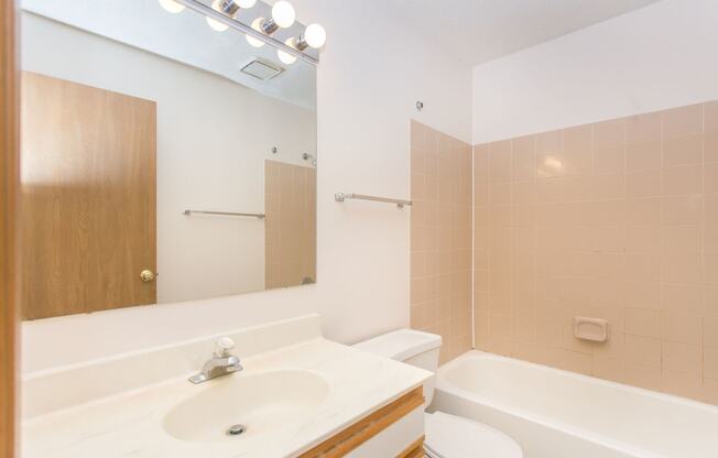 Classic bathroom with full bath at Cinnamon Ridge Apartments, Eagan, Minnesota