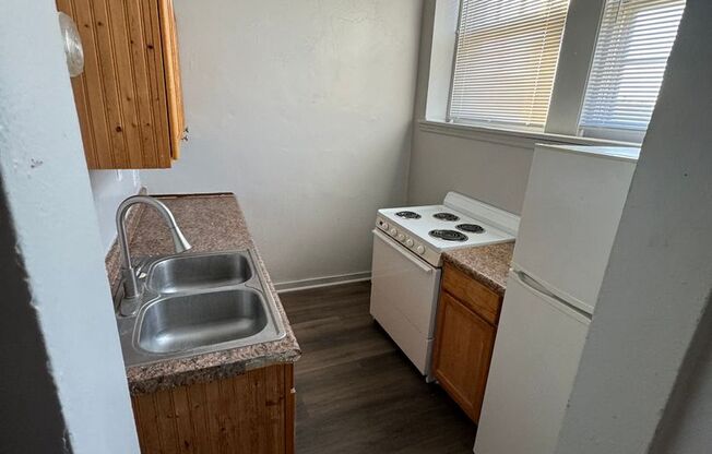 2 beds, 1 bath, 695 sqft, $750, Unit E2