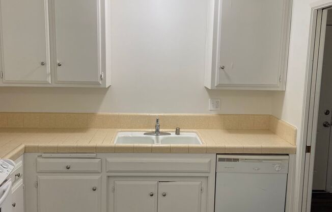 2 beds, 1 bath, 900 sqft, $1,400, Unit Unit D