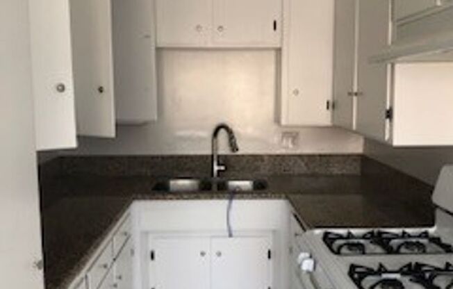 2 beds, 1 bath, $2,425, Unit 08