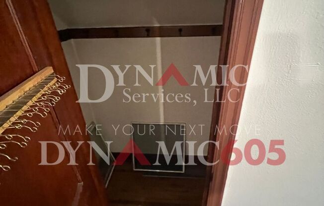 Upper Level 1 Bedroom Apartment Downtown - Tenant Pays Electric Only