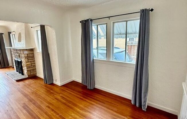 Charming 2 bedroom house with a yard
