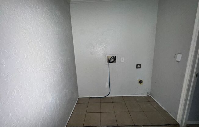 2 beds, 1 bath, $995