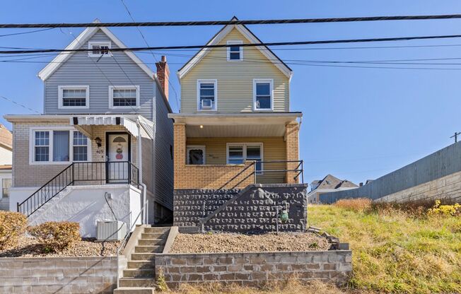 Bright 2 Bedroom Apartment in Duquesne Heights – Minutes from Mount Washington Overlook!